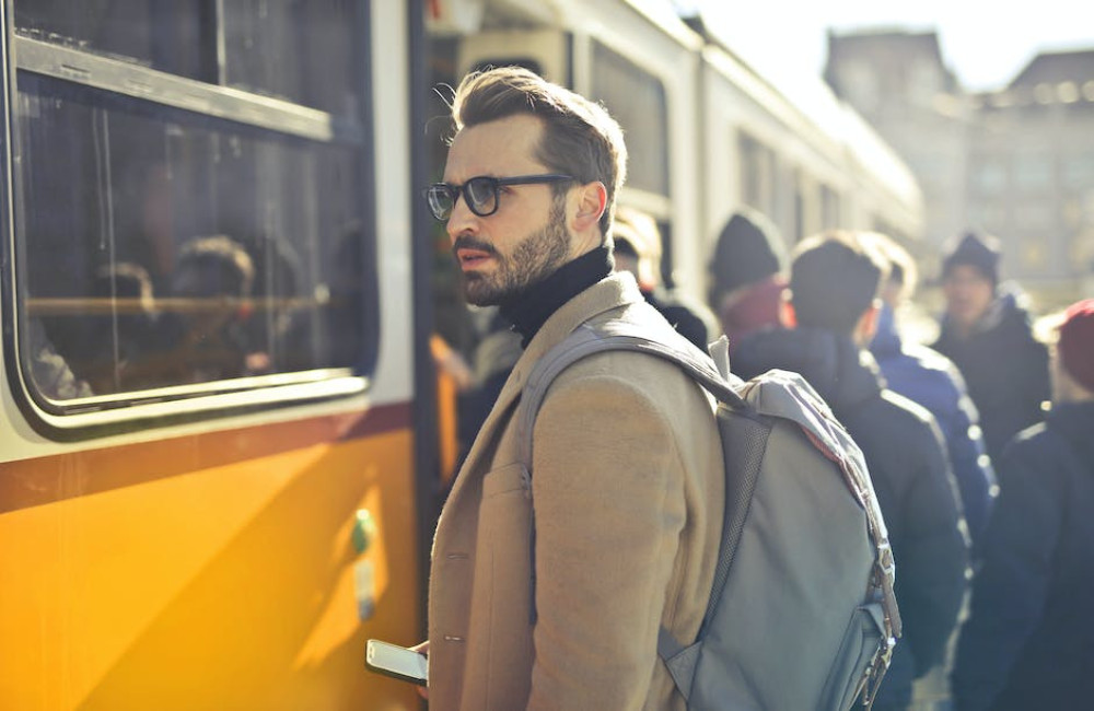 Goedkoop reizen en toch een auto? Ga met de trein en huur op locatie een auto!